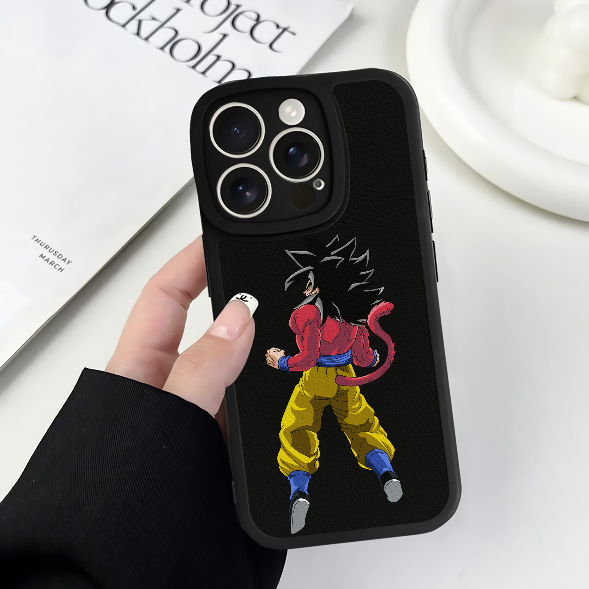 （画像用） ドラゴンボール 孫悟空（そん ごくう）Son Goku カカロット DRAGON BALL Kakarotto 【iPhone 16シリーズ対応】シリコンスマホケース（レザー調） 材質：シリコン
